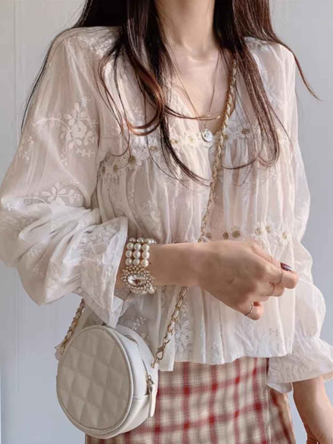 Jessica Vacation V-Neck Lace Daisy Top