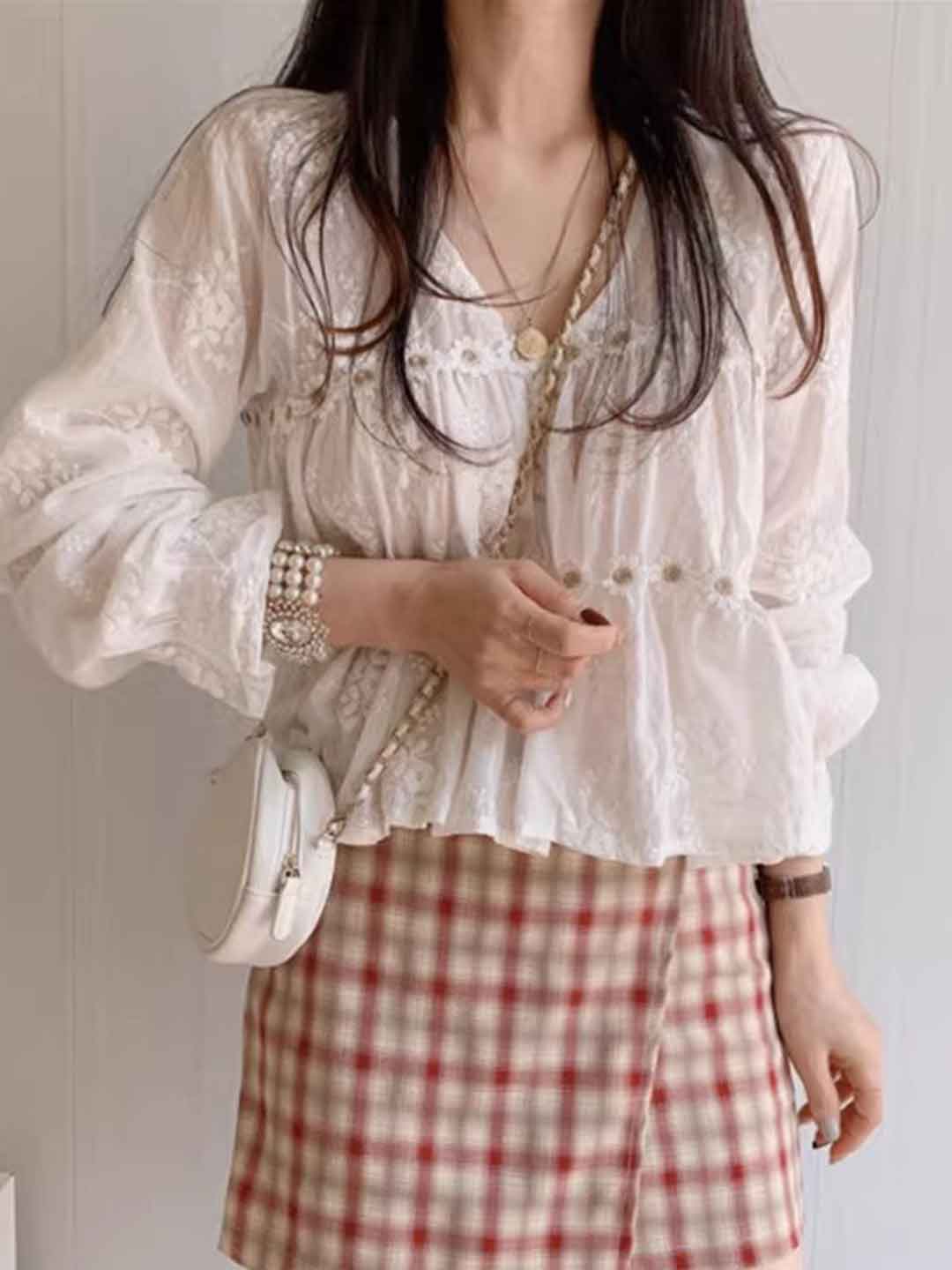 Jessica Vacation V-Neck Lace Daisy Top