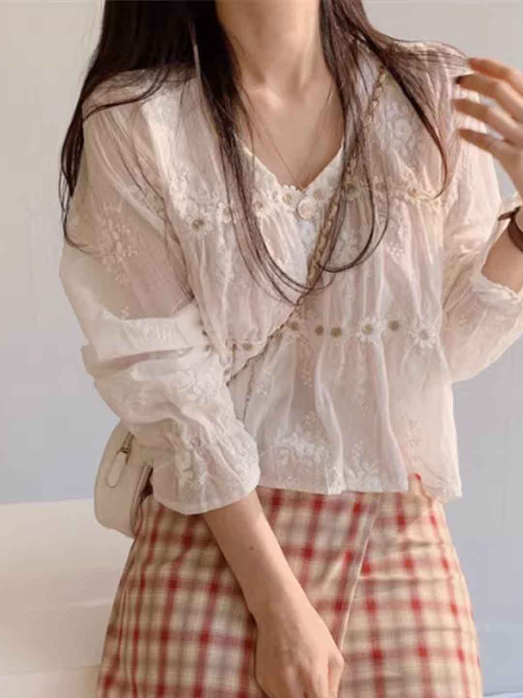 Jessica Vacation V-Neck Lace Daisy Top