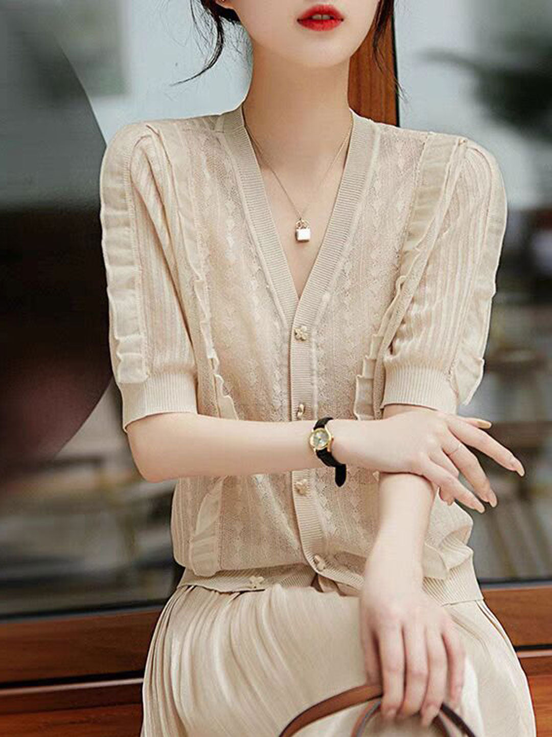 Eva Retro V-Neck Lace Auricular Paneled Top